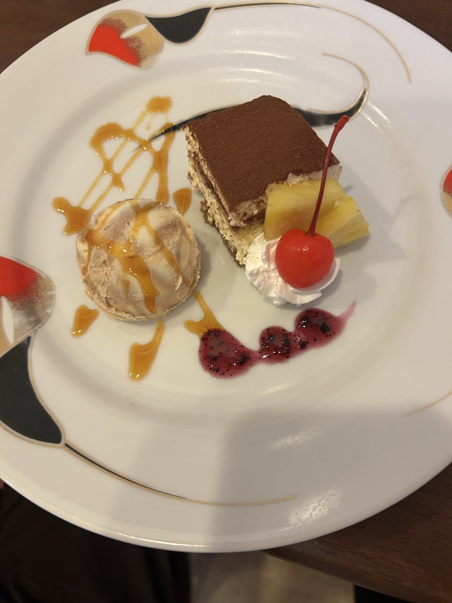 et_0u0_v's tweet photo. 大好きなお店へ💕
アイスはいつもランダム！私はいちごよりミックスがいいなと思ってて、母はいちごいいなと思ってたようでトレードした。ここのクリームパスタは最高だし、ティラミスは1番おいしい！ https://t.co/67DvQ2sdbQ