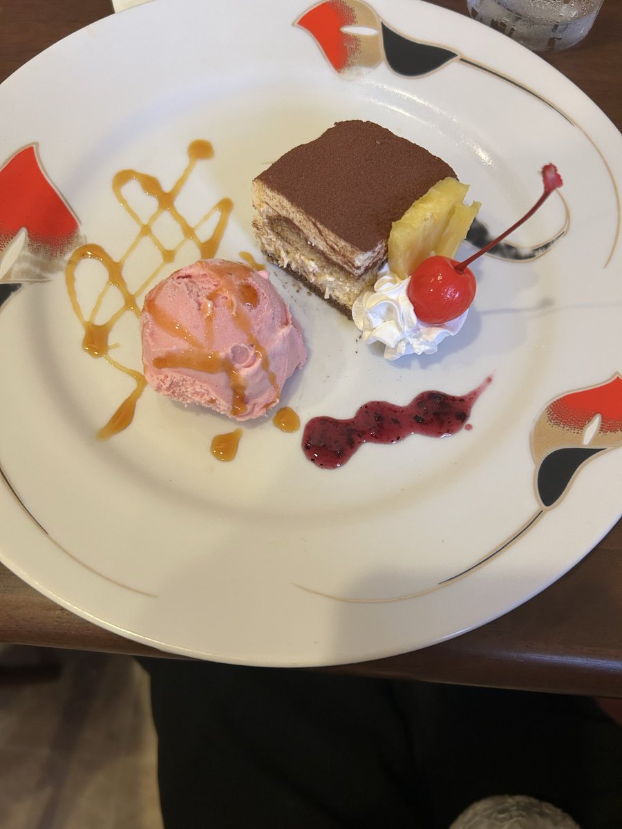 et_0u0_v's tweet photo. 大好きなお店へ💕
アイスはいつもランダム！私はいちごよりミックスがいいなと思ってて、母はいちごいいなと思ってたようでトレードした。ここのクリームパスタは最高だし、ティラミスは1番おいしい！ https://t.co/67DvQ2sdbQ