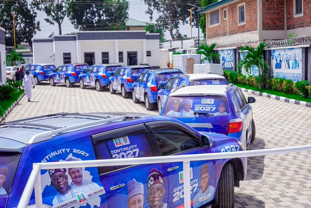 DalhatIbrahim02's tweet photo. Governor Uba Sani presents 8 branded vehicles to APC Zone 3 Chairmen to support grassroots mobilisation. The vehicles were presented by Hon. Sadiq Mamman Lagos in Kaduna.
#UbaSani #SadiqMammanLagos #SUSSG https://t.co/dfmtCaaNfy