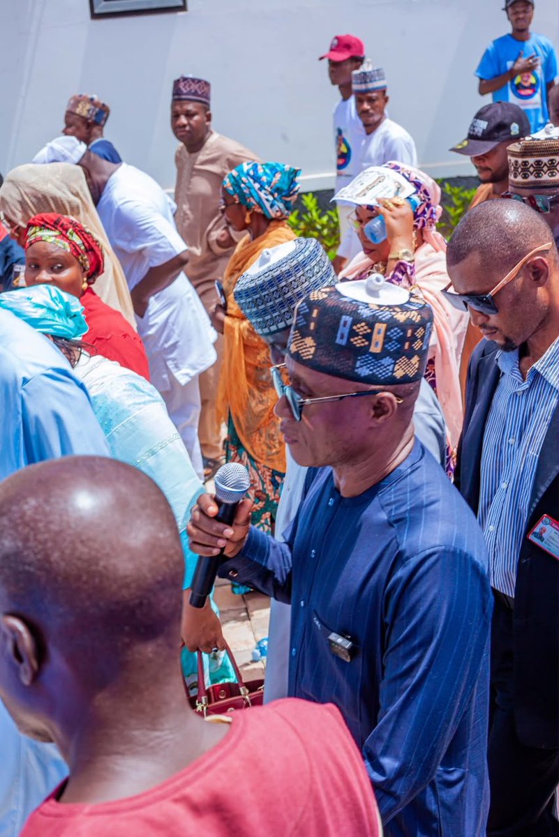 ImranaIbra66005's tweet photo. 🚘 UBA SANI GIFTS 8 VEHICLES TO APC ZONE 3 CHAIRMEN!

In a bid to strengthen grassroots mobilisation for President Bola Ahmed Tinubu and Governor Uba Sani, 8 branded vehicles have been presented to APC Chairmen in Zone 3.

The gesture reflects 

#UbaSani #SadiqMammanLagos #SUSSG https://t.co/cU9PzgoneY