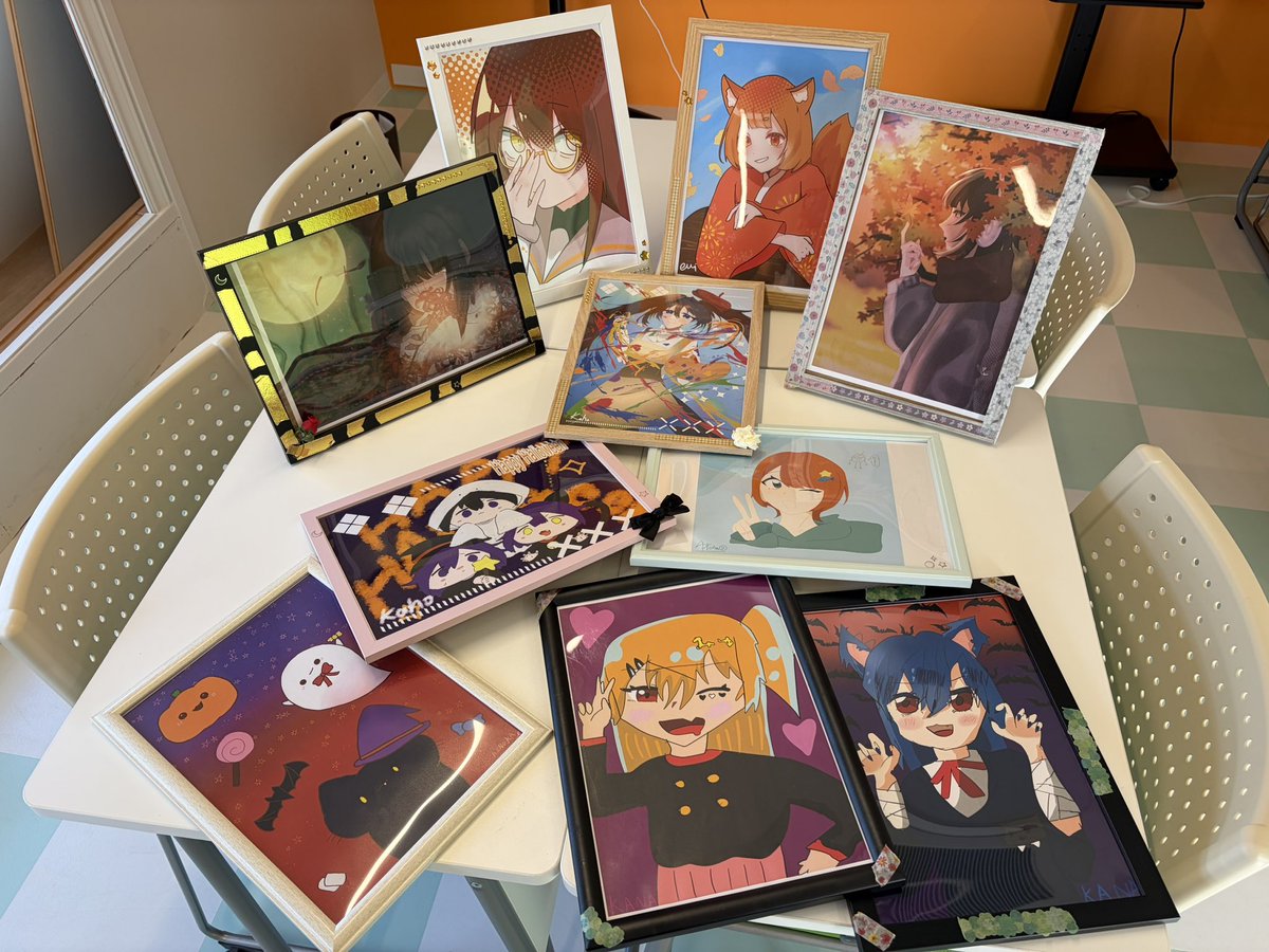 meronsarada's tweet photo. こんめろ〜🍈✨
いよいよ来週が展示会です！！生徒さんたち展示会に向けて作品づくり頑張っています(*,,ÒㅅÓ,,)و
完成した生徒さんから額縁に入れて、飾り付けしたりして、展示用に仕上げています☺️
とっても素敵な秋の作品が集まりました🍁
18日の展示会でお待ちしております🧡ぜひ遊びに来てね✨
#めろぱれ