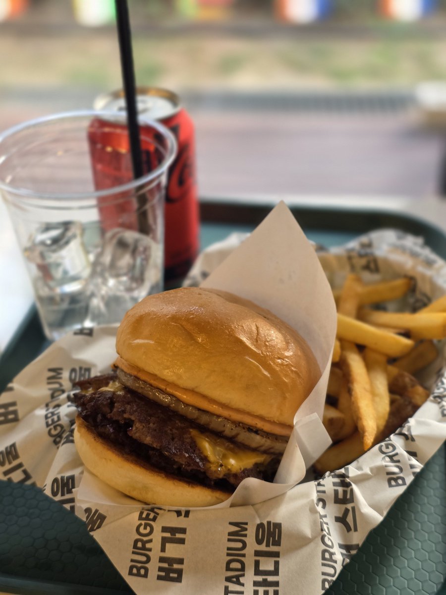 ziso_moon's tweet photo. 4시에 재료소진한 버거맛집🍔 https://t.co/94nHIMeETH