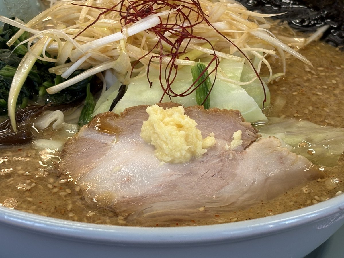 TakuFreeFree's tweet photo. 山岡家しろみそとんこつ食べた！！

キャベツがかなりシャキシャキしていてかなり美味かった。画像ではわかりづらいかもだけど、キクラゲあって中々良きなラーメン。 https://t.co/iKUcz6hVQk