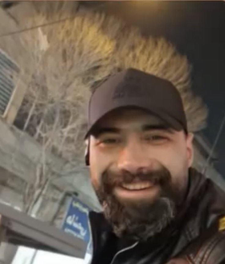 HasanJabar40673's tweet photo. ۹ ماه شد که ندیدمت،
ولی همیشه حست میکنم، از رگ گردن نزدیکتر
میدونم که مراقب منی داداش بزرگه

میدونم میبینمت یه روز دوباره،
توی دنیائی که آدمک نداره💔

#محسن_جبارزاده https://t.co/J5pBxha80d