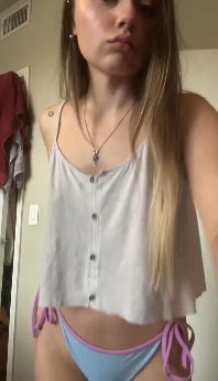 lisaa2sxy's tweet photo. Clothes on or off ?? https://t.co/X8UMnQ2AT8