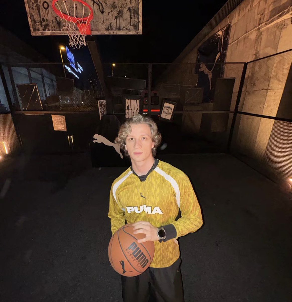 playytherole's tweet photo. Suzy Roumenov’un fotoğraflarından sonra 2036 şarkısının ‘Puma’ ile işbirliği olduğunu duyuran Anıl Tiryaki’nin açıklamasının ardından Aura ve Radikal fanları Radikal’in 2036 klibinde olacağı teorisini desteklemeye devam ediyor. https://t.co/VxWDdsaKxf