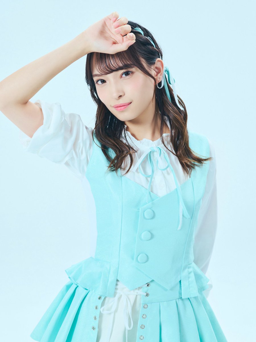yoshika_otani's tweet photo. #ミスFLASH2027 オーディション

6月中旬から始まったこの挑戦も、早くも4ヶ月が経ち、残り2日で終了します。

私がこのオーディションに挑戦した理由は、私が所属するアイドルグループ「ReFLiA」の名前をもっと多くの方に広めたい。その一心でした。

最初は、ひとりでも多くの方に私を知ってもらい、ReFLiAというグループを知っていただけたら嬉しい。そんな想いからのスタートでした。

しかし、1stステージ、セミファイナルを上位で通過していく中で、次第に「グランプリを獲りたい」という想いが強くなっていきました��

所信表明でもお話ししましたが、私はReFLiAの中で唯一、芸能活動の経験がなく、ゼロからのスタートでした。
デビューしてまだ1年も経っていない私ですが、今ではこんなにもたくさんの方が応援してくださっています。

撮影会やTIFコラボステージ、所信表明、写真展など、実際に会場まで足を運んでくださる方が多く、動員数ではどのイベントでも上位の結果を残すことができました。
マシェバラの公式配信でも、ハート対決をはじめ、たくさんの方が時間やお金を使って応援してくださいました。

決して当たり前のことではありません。
皆さまの応援があったからこそ、ここまで来ることができました。

今までの私は、自分に自信がなく、何事も中途半端に終わらせてしまうことが多くありました。
自分ひとりの力では何も成し���げられない。何かに挑戦しても、きっと自分には無理だと思っていました。

でも、ミスFLASH2027への挑戦を通して、自分から一歩を踏み出す勇気と、最後まで諦めずに努力し続ける強さを身につけることができました。
たくさんの方に支えていただきながら、今までの自分では想像もできなかったことに挑戦し、ひとつひとつ結果を残すことができました。

自分を信じられなかった私が、今では自分の可能性を信じられるようになりました。

そして、私がここまで頑張ってこられたのは、いつもそばで支えてくれたReFLiAのメンバーのおかげでもあります。

自信がなかった私の背中を押してくれたメンバーには、本当に感謝しています！

でも、いつまでも支えてもらうだけの私ではいたくありません。

今度は私がミスFLASH2027のグランプリを獲って、ReFLiAの可能性を広げ、メンバーを支えられる存在になりたいです。

今まで背中を押してもらっていた私が、今度はみんなの背中を押せる存在になりたい！

そして、応援してくださったファンの皆さまにも、グランプリという最高の結果で恩返しがしたいです。

ここまでの4ヶ月間、楽しいことばかりではありませんでした。
それでも、皆さまが私を信じて応援し続けてくださったから、最後まで走り続けることができています。
何もできないと思っていた私が、ここまで来ることができました。

だからこそ、この挑戦を「頑張ってよかった」だけでは終わらせたくないです！

グランプリを獲って、みんなと最高の景色を見たいです！🥹

残り2日ですが、最後の最後まで、絶対に諦めません。
どうか最後まで、私と一緒に戦ってください���

応援よろしくお願いいたします！💜
