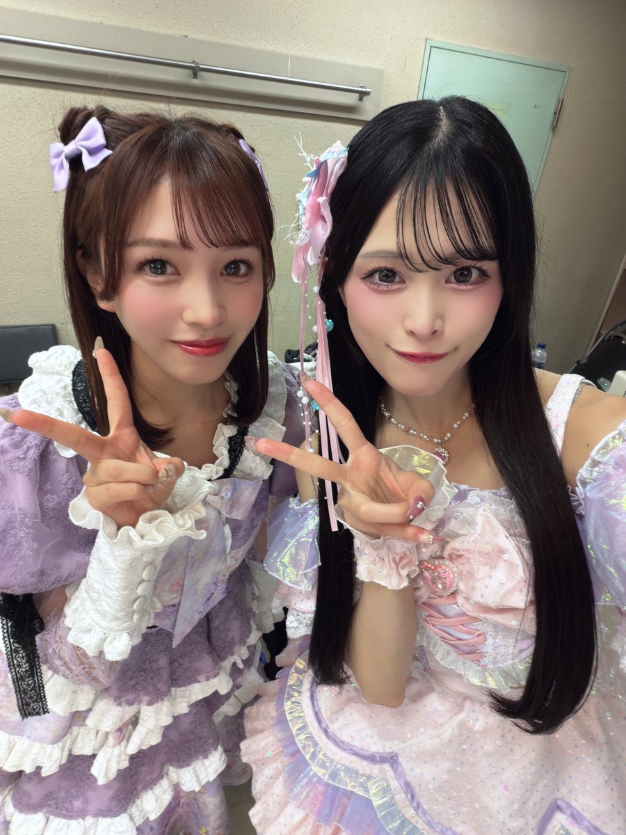 kayoyon213's tweet photo. 今日のライブで久しぶりにゆかちゃんと会えました💙🍀
同じライブ出れたのとっても嬉しい☺️
WASURENAさんのあんなちゃんも声かけてくれました🥺✨ 
ライブもちょっと見させていただけたんだけど、とっても可愛かった🥺✨✨ https://t.co/gqpdcS6lK5