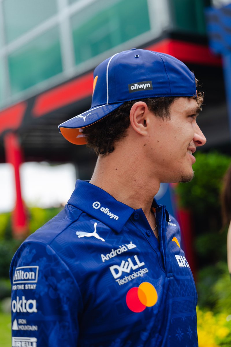 McLarenF1's tweet photo. Sunday smiles in Singapore 😁

#McLarenF1 | #SingaporeGP 🇸🇬 https://t.co/Cc6rqyiZi4