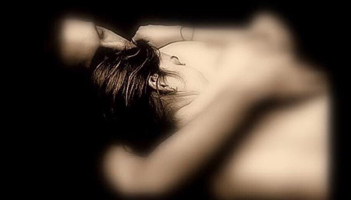GPoesia's tweet photo. 💫
No me des nada, amor,
no me des nada.

Yo te daré,
mi vuelo en el viento.

Y me sumergiré
en la noche de tus sueños.

Me envuelvo en la claridad
      de la luz del alba.

Me abrazo a ti
en la noche estrellada.

Y te beso, en el claro de luna,
y duermo mi amor en ti.

#GPoesía https://t.co/Q4p43ZgDRc
