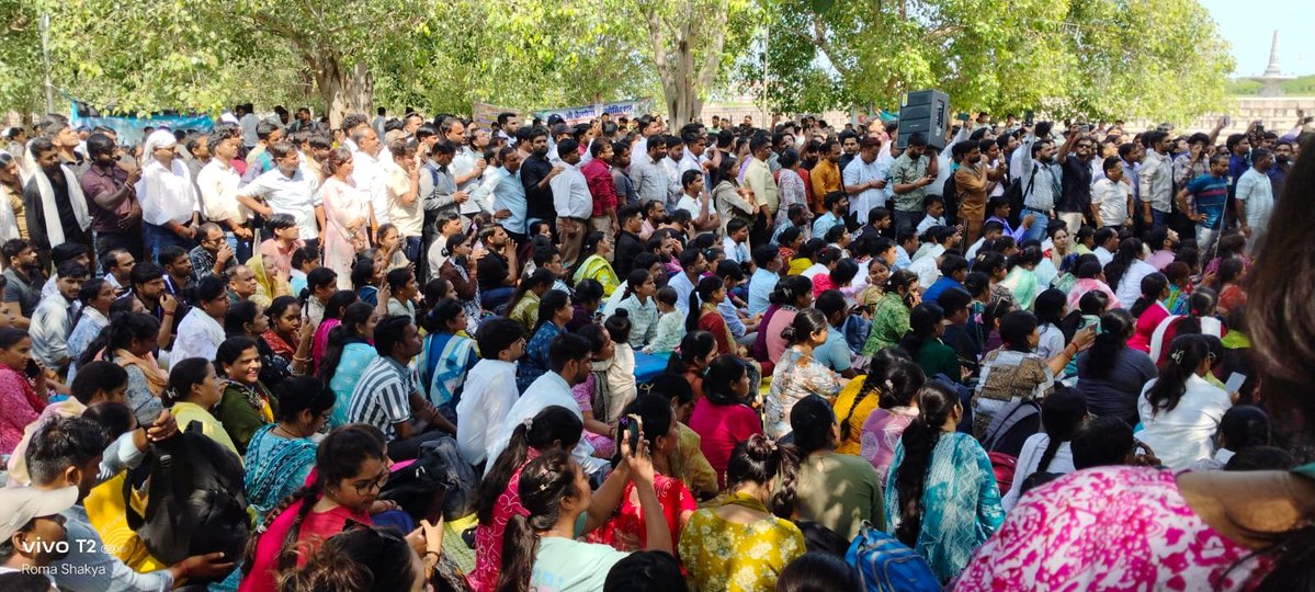 AkashLo97569023's tweet photo. 14दिन बीत गए, लेकिन सरकार की नींद नहीं खुली!
 अपनी जायज माँगों को लेकर बैठे #CHOs
1 CHO को परमानेंट किया जाए।
 2 ग्रेड पे ₹4800 का निर्माण किया जाए।
 3 PBI सैलरी में मर्ज किया जाए
#ChoPermanentKaro #GradePay4800 #EcoGardenDharna
@myogiadityanath @CMOfficeUP @brajeshpathakup https://t.co/SroArPvvK3