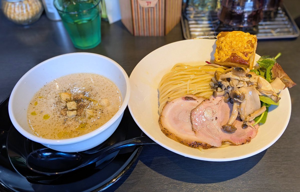 oishisanpo's tweet photo. 秋だね〜😄
アンタイヌードルズ@中神さんの限定 トリュフ香るきのこポタージュつけ麺(中盛無料)+味玉+チーズご飯

トリュフ香を放つ白い高濃度スープは芳しい茸の旨味が詰まった濃厚ポタージュ
ソテーした茸達と一緒に啜れば茸感ビンビンでスッゲー美味しい！😍

〆のチーズご飯リゾットも激旨で最幸👍 https://t.co/DC6q2mv1Xn