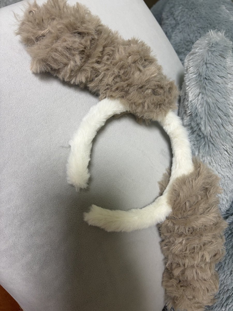 Utano_Rinmaru's tweet photo. 知り合いの方の英会話教室、ハロウィンパーティーお手伝いで、買ったのすっかり忘れてたソフィーの衣装を着た♪彼ピキリンは、ヒン🐶のつもりww
急遽だったから、セリアのうさ耳にもふもふの毛糸巻き付けて犬耳みたいにしたww https://t.co/yEjtXmcgXf
