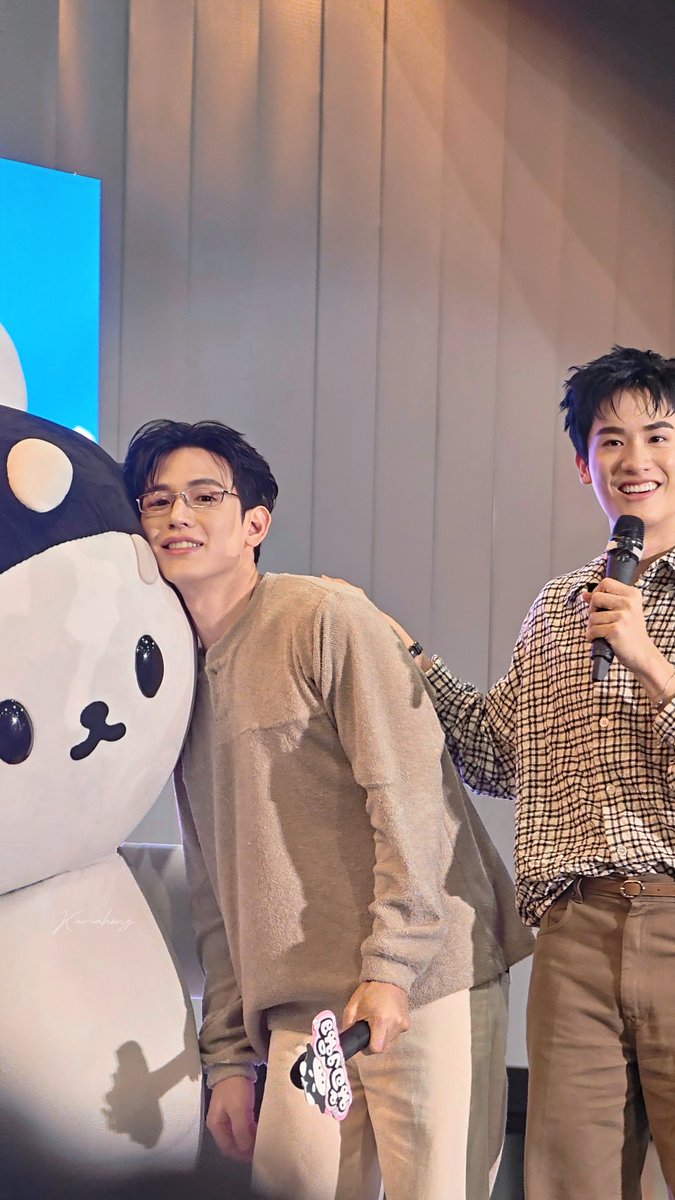 Kuma_hong's tweet photo. 우리는 행복한 한 가족이야～ 💙🩷

TAYNEWSAN HAPPY FAMILY
#GMMTVFANIVAL2026HappyFamilyxTN
#Tawan_V #Newwiee #POLCASAN #TayNew #เตนิว https://t.co/Wx9w3ch5Xh