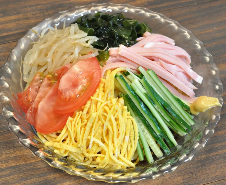 dangjungdo1122's tweet photo. "중국냉면"은 과연 어느 나라 음식일까?

이름만 보면 중국 음식 같지만 우리가 중식당에서 먹는 중국냉면은 중국 현지의 대표적인 전통 음식이라기보다는 한국에서 발전한 중화요리에 가까워요

 일반적인 중국 냉면과는 차이가 있다고!!
당연히 중국에서 나온 음식인 줄 알았는데 짜장면에 이어 냉면도 한국식이라니..