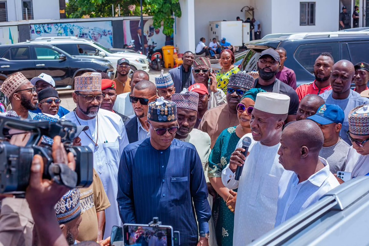 GodFather59880's tweet photo. Governor Uba Sani presents 8 branded vehicles to APC Zone 3 Chairmen to support grassroots mobilisation. The vehicles were presented by Hon. Sadiq Mamman Lagos in Kaduna.

#UbaSani #SadiqMammanLagos #SUSSG https://t.co/hI2QuvMM8a