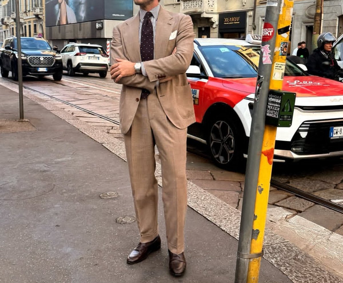 BossCode_12's tweet photo. A warm autumn day in the city. https://t.co/sQPqVwLeSF