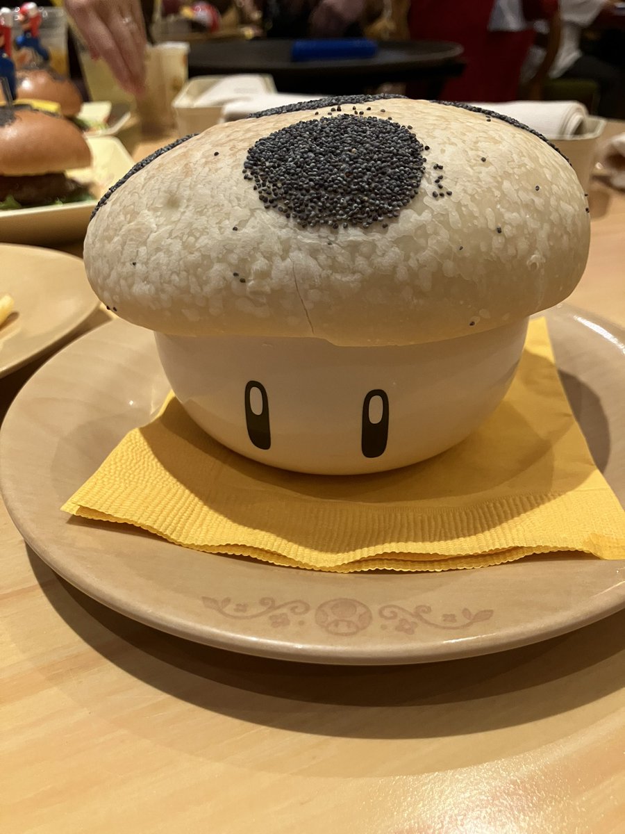 gurukun555's tweet photo. キノピオカフェ良かった。値段は気にしちゃいかんね😭
乗りたいものほとんど乗れたし、みんな疲れてたからホテルに撤収 https://t.co/qJ6GQ9wHgf