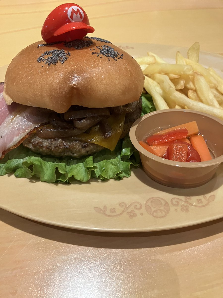 gurukun555's tweet photo. キノピオカフェ良かった。値段は気にしちゃいかんね😭
乗りたいものほとんど乗れたし、みんな疲れてたからホテルに撤収 https://t.co/qJ6GQ9wHgf