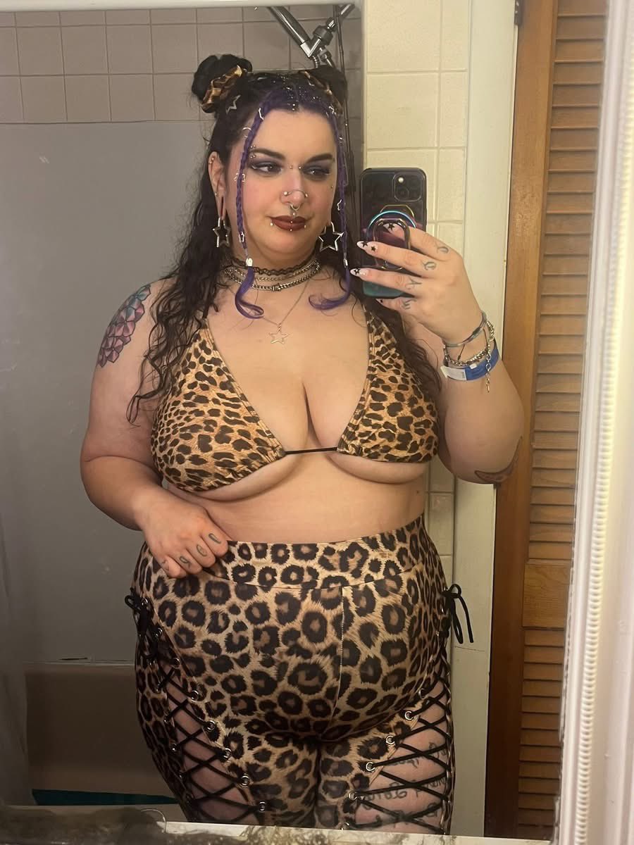 bullcaption89's tweet photo. Chubby emo what’s your plans for her https://t.co/ZHdHa6LfBt