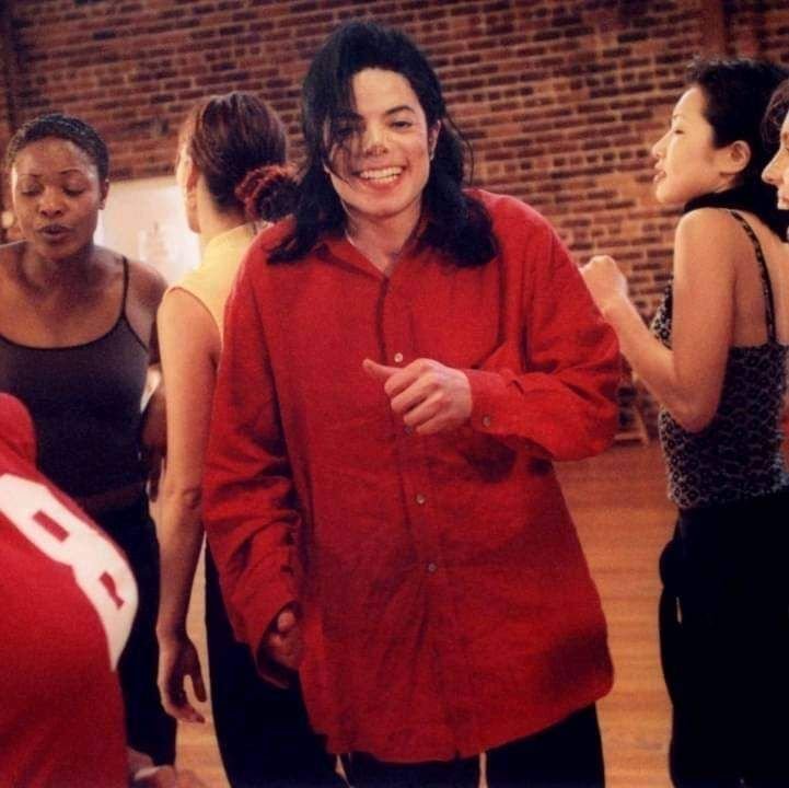 pinkbambichael's tweet photo. — ♡ “i’ve always been a little insecure about my smile, but it’s days like these where all i wanna do is smile.” https://t.co/jcj1PyRUXz