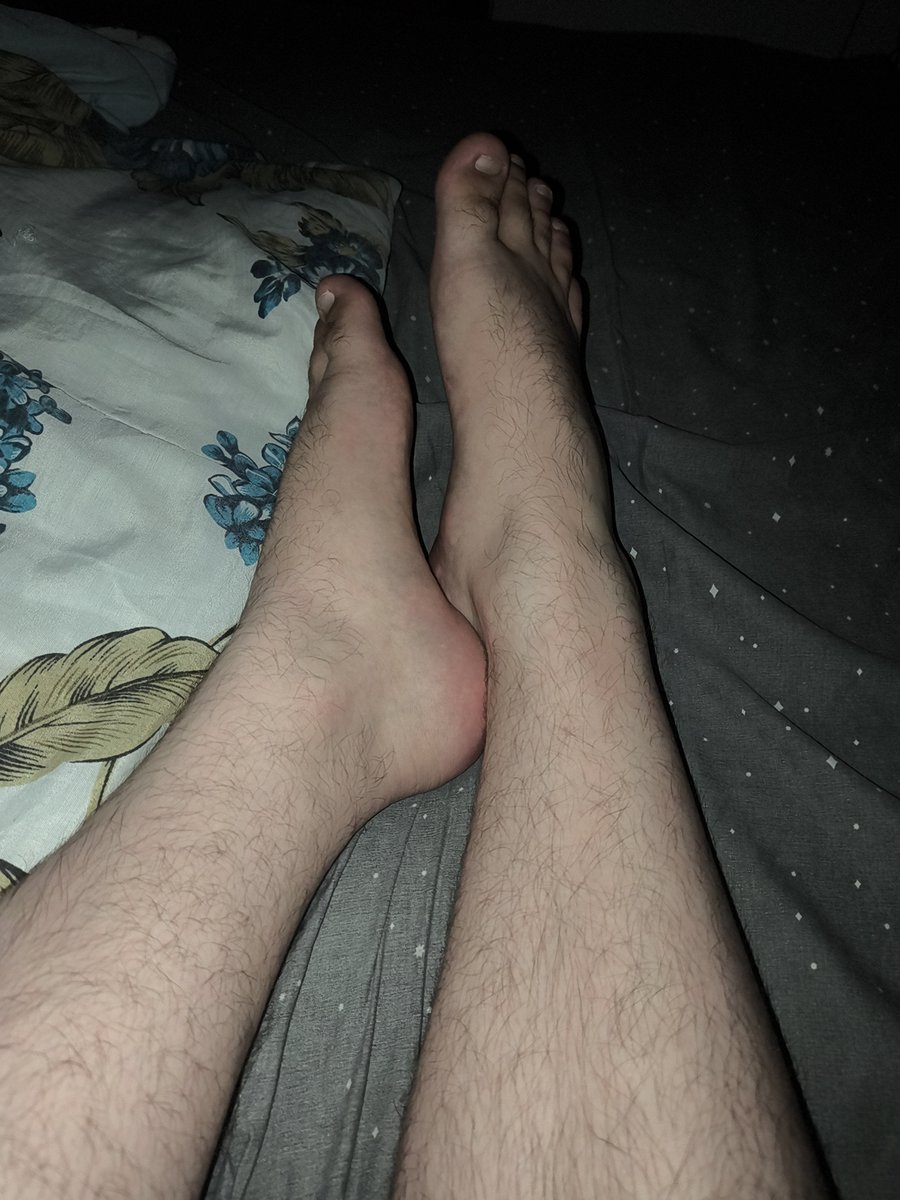 hairyboypf's tweet photo. Do jeito q as coisas estão estou sentindo cada vez mais vontade de começar a vender pack do pé skskkss

#feet #feetfetısh #man #footfetısh #soles #toes #malefeet #guysfeet #hairyfeet #mensfeet https://t.co/xYVj12PCYt