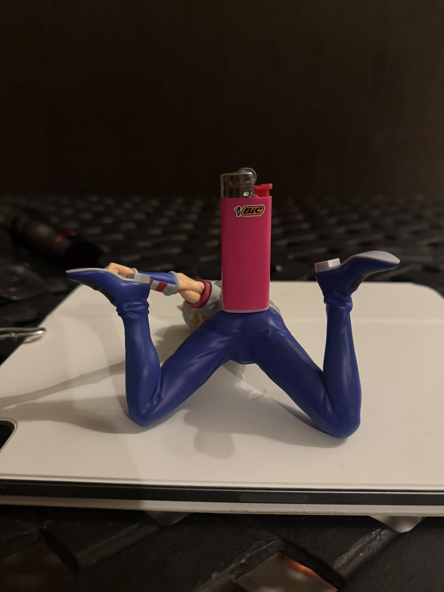 giornomis's tweet photo. trying to balance stuff on Johnny’s ass https://t.co/d1dZGW69wH