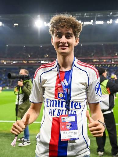 ActuFoot_'s tweet photo. 🚨 Paul SEIXAS 🇫🇷 sera célébré par l’OL, SON CLUB DE CŒUR, après son sacre historique sur le Tour de Lombardie ! 🚴‍♂️❤️💙

Devenu à 20 ans le PLUS JEUNE VAINQUEUR de l’histoire de l’épreuve, le Lyonnais donnera le coup d’envoi fictif d’OL–Nice, dimanche 18 octobre au Groupama Stadium. 😁

👏

🗞️ @lequipe