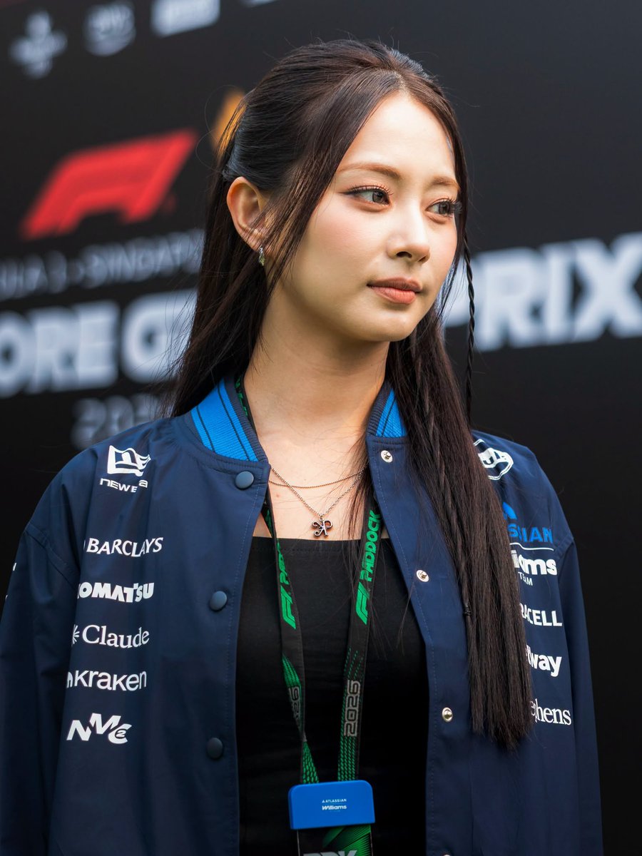 News5PH's tweet photo. TZUYU SA SINGAPORE F1 GRAND PRIX

Serving looks ang TWICE member na si Tzuyu sa pagdalo niya sa Singapore F1 Grand Prix.

Na-meet niya rin sa motor race event sina Carlos Sainz at Alex Albon ng Atlassian Williams F1 Team.

📸: Atlassian Williams F1 Team/Instagram https://t.co/HR9Qyl5eMG