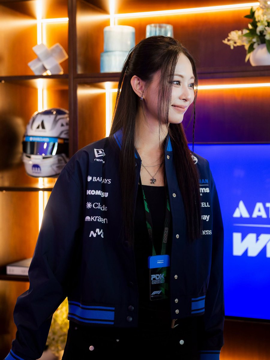 News5PH's tweet photo. TZUYU SA SINGAPORE F1 GRAND PRIX

Serving looks ang TWICE member na si Tzuyu sa pagdalo niya sa Singapore F1 Grand Prix.

Na-meet niya rin sa motor race event sina Carlos Sainz at Alex Albon ng Atlassian Williams F1 Team.

📸: Atlassian Williams F1 Team/Instagram https://t.co/HR9Qyl5eMG