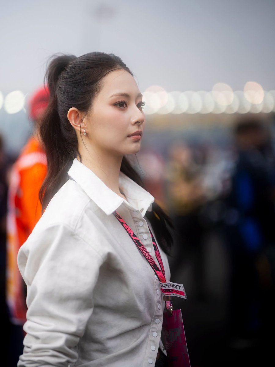 News5PH's tweet photo. TZUYU SA SINGAPORE F1 GRAND PRIX

Serving looks ang TWICE member na si Tzuyu sa pagdalo niya sa Singapore F1 Grand Prix.

Na-meet niya rin sa motor race event sina Carlos Sainz at Alex Albon ng Atlassian Williams F1 Team.

📸: Atlassian Williams F1 Team/Instagram https://t.co/HR9Qyl5eMG