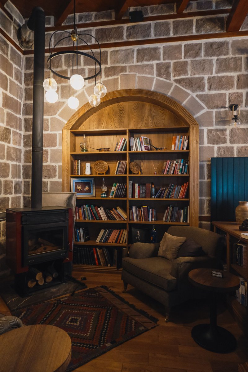 HogwartsReunion's tweet photo. Castle Road, czyli "ta fancy" dzielnica. 

Na wzniesieniu stoi willa z szarego kamienia polnego. Ładna. Nawet bardzo. Wieczorem widać stąd oświetlone okna zamku oraz odległe światła wioski leżącej w dolinie. https://t.co/h0z6UST5sY