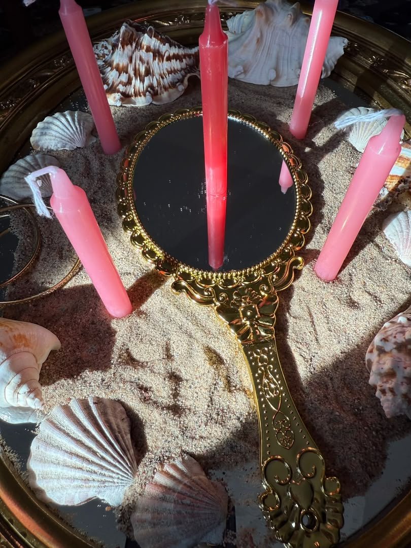 AriDivineRoots's tweet photo. 🪞 Mirror Magic for Love &amp; Attraction 🪞
Pink candles surrounding the golden mirror, set with sea shells &amp; sand
Calling in clarity, reflection &amp; the love that’s meant for you
Custom love &amp; attraction spells available
DM to book your ritual ✨💕
#MirrorMagic #LoveSpell #Attraction https://t.co/cgzresZL0j