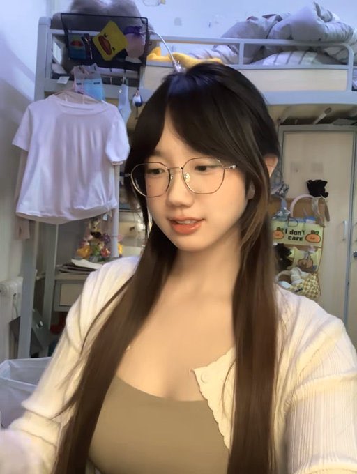 stacy82zd7's tweet photo. 放假不回家，一个人在宿舍上供！！！

被蚊子咬了🥺

有人想要锐评一下我的福嘛（拒绝人机）

没有🚪私信22 赶紧看，我要删了 https://t.co/KcTwrMBOpb