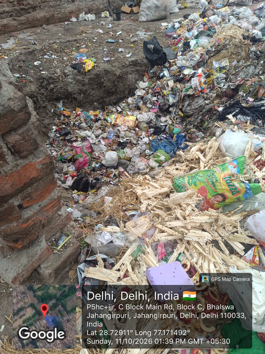 Mustafa4984's tweet photo. @MCD_Delhi आखिर कब तक यह कूड़ेदान जो वार्ड 17 में इसकी इस्थिती ऐसे ही रहेगी????@DcClz @LtGovDelhi @CMODelhi @DelhiMSWSL @GSRathorBJP @DelhiGovDigital @ashishsood_bjp @gupta_rekha @praveshwahi https://t.co/UQpSRbtUEy