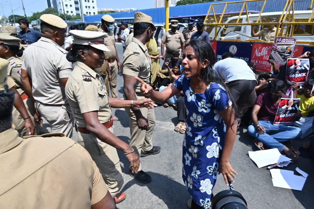 cpimsouth's tweet photo. 🚩மோடியே திரும்பிப் போ! வாக்குத் திருட்டுக்குக் காரணமான ஞானேஷ் குமாரைப் பதவி நீக்கக் கோரி சைதாப்பேட்டையில் கருப்புக்கொடி காட்டிய SFI, DYFI தோழர்கள் மீது காவல்துறை தாக்குதல் நடத்திக் கைது செய்தது வன்மையான கண்டனத்திற்குரியது!
#SFI #DYFI #ModiGoBack #DemocracyUnderAttack https://t.co/bN0vlEd7hm