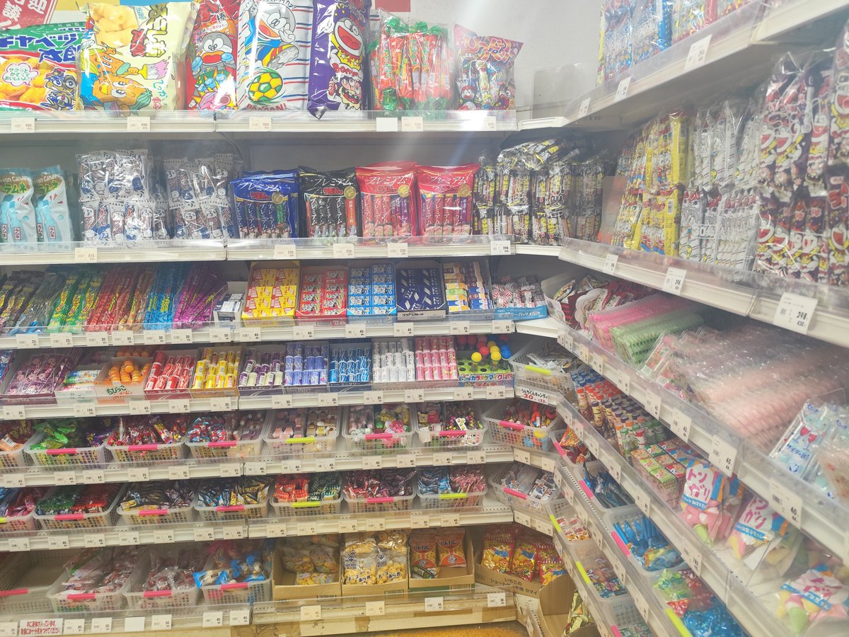 Twisted87707829's tweet photo. 上野二木の菓子、駄菓子エリアの陳列がアップデートされていた。 https://t.co/LDAvwtEMkS