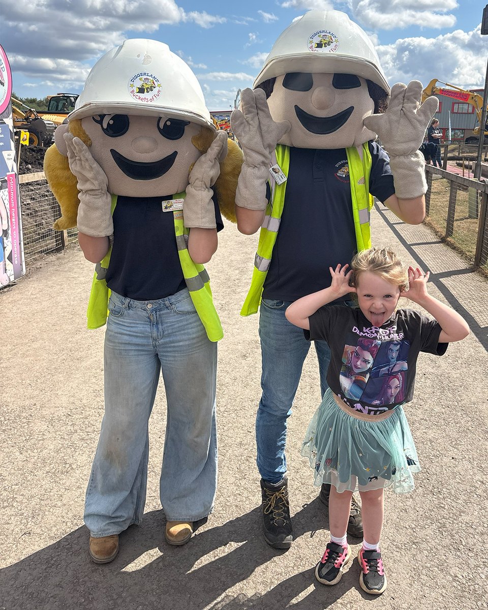 Diggerland_UK's tweet photo. Our doors for Sunday Funday open in just half hour! 🚜🤩

With over 20 rides and drives, and 100 machines, everyone is sure to have Buckets of Fun!

Explore our rides and drives: https://t.co/WrUmy9AuGF

#SundayFunday #ThemePark #DaysOut https://t.co/gOnHaeGurm