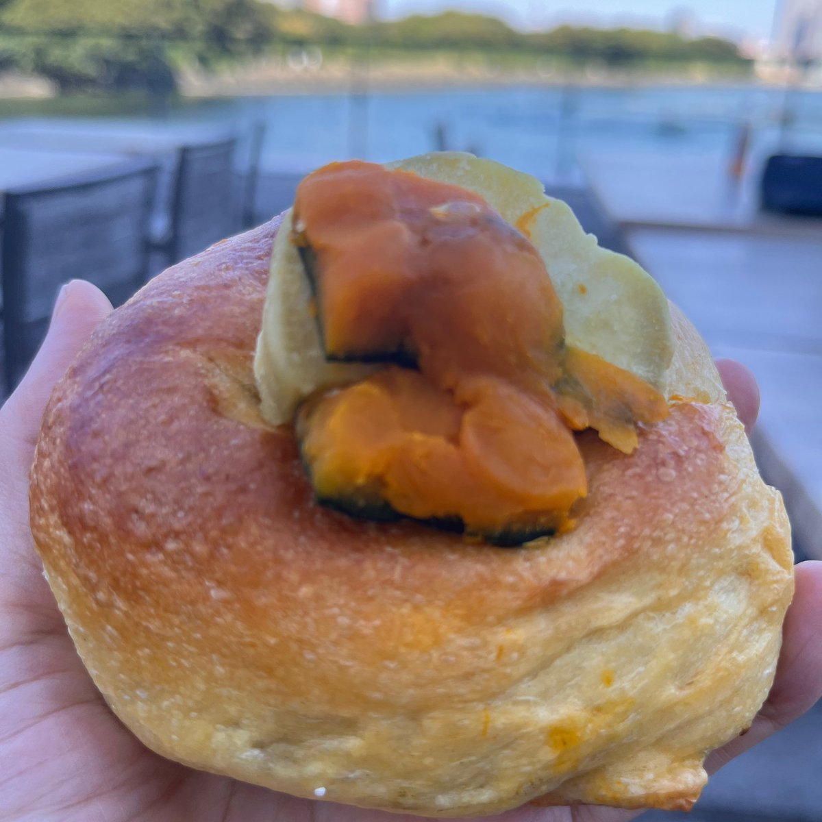 yukincontree's tweet photo. 秋晴れの気持ち良いお天気のなかで
食べるベーグルは最高のおいしさ♡

幡ヶ谷「FUJI BAGEL」の
かぼちゃ焼き芋ベーグル🎃🍠 https://t.co/5HXvBBbWMr