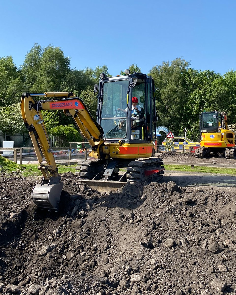 Diggerland_UK's tweet photo. Our doors for Sunday Funday open in just half hour! 🚜🤩

With over 20 rides and drives, and 100 machines, everyone is sure to have Buckets of Fun!

Explore our rides and drives: https://t.co/WrUmy9AuGF

#SundayFunday #ThemePark #DaysOut https://t.co/gOnHaeGurm