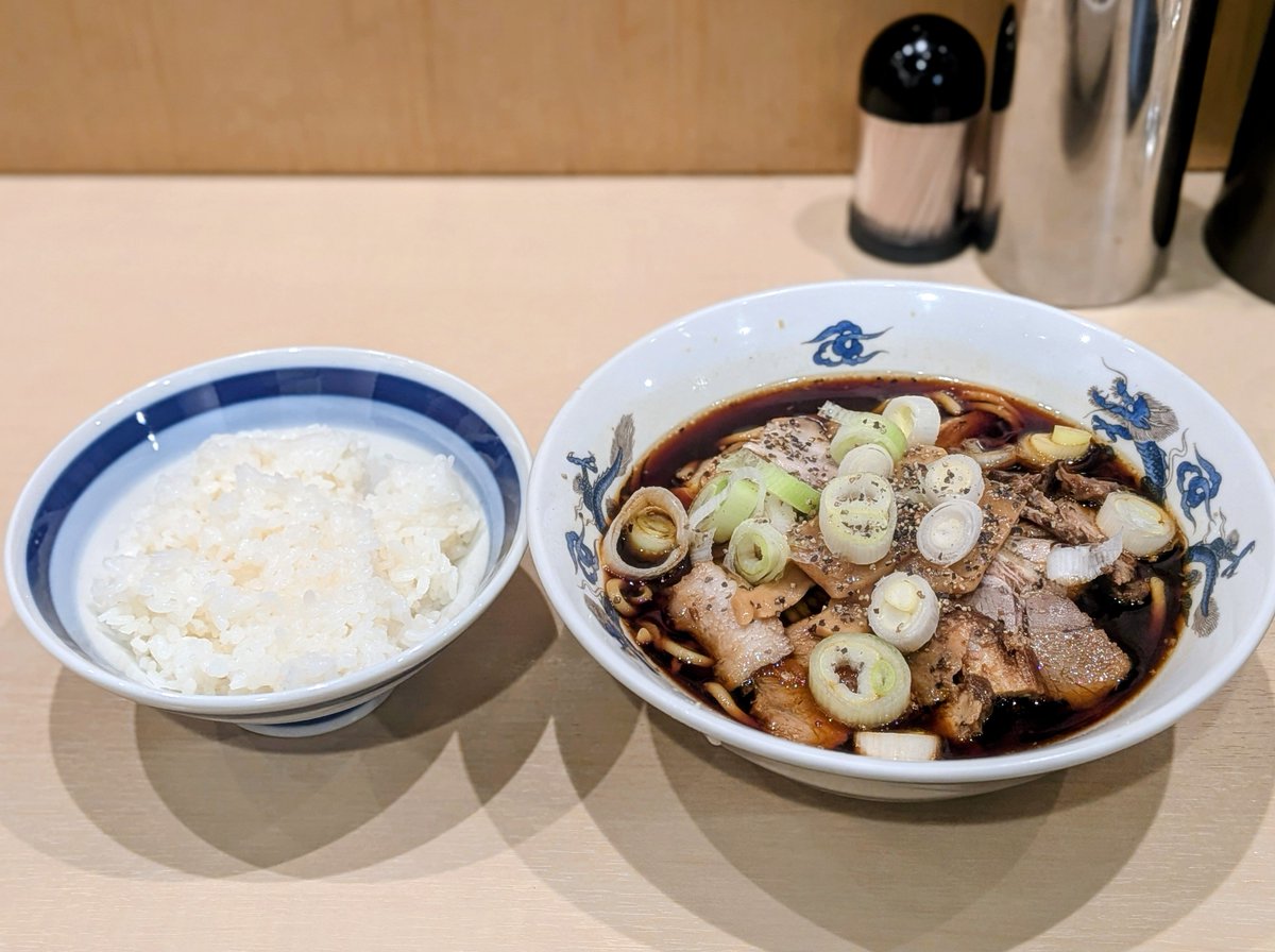 hai614909's tweet photo. 西町大喜 とやマルシ��店🍜
元祖富山ブラックらーめん 中華そば並＋ライスを注文  麺は太麺見た目から真っ黒スープ何せもの凄くスープがしょっぱいのでガッツリ下から混ぜて🍚は必須 チャーシューは固め メンマもしょっぱく レンゲが無いので食べづらい😅スープを飲み干すのはかなり危険🙅飲めない💦 https://t.co/LYdblru7E5