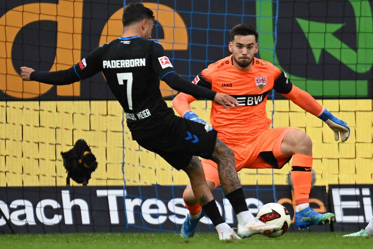stimmeonline's tweet photo. Die Null steht am Ende beim #VfB Stuttgart. Das Debüt von Dennis #Seimen war erfolgreich, trotz Wackler und Fehlpass. Die Reaktionen der Fans fallen unterschiedlich aus.
⬇️
https://t.co/ZxMq2ItG6Z
#SCPVfB https://t.co/iUtDqggqHC