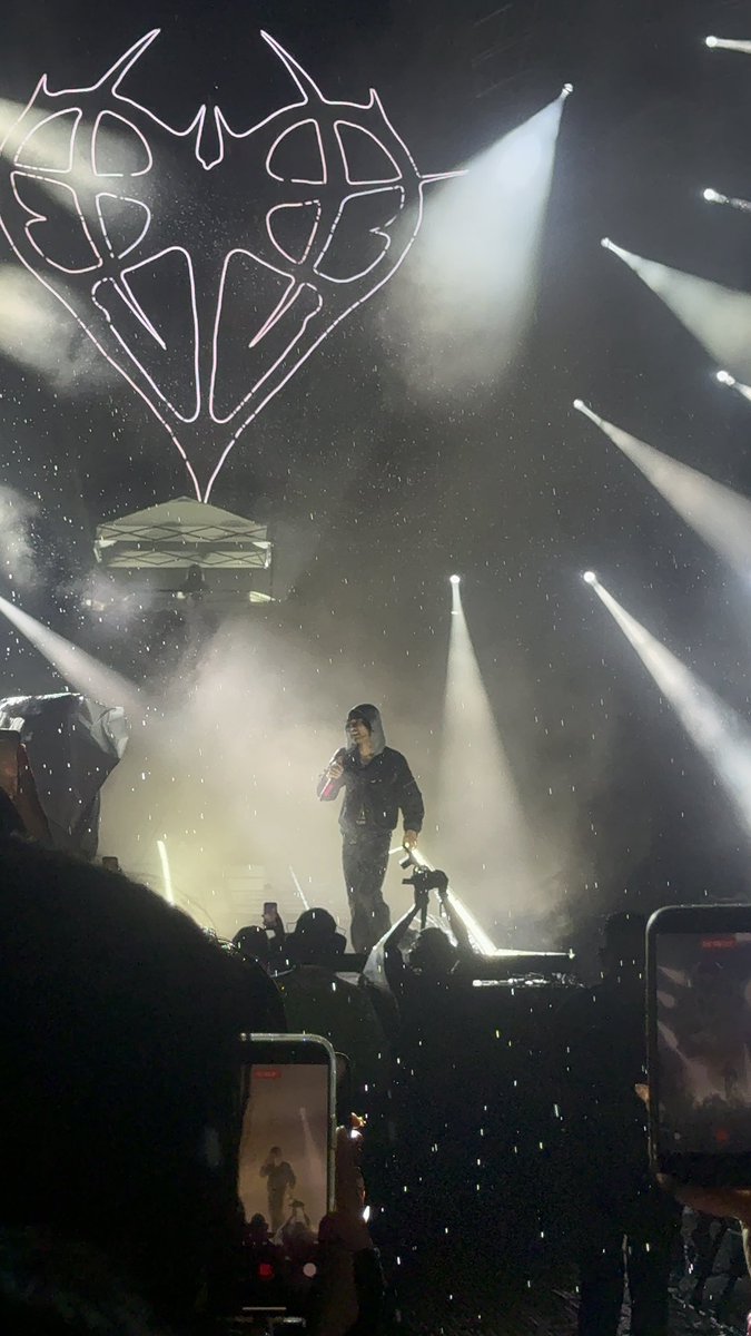 lanceolots's tweet photo. STAYED FOR THE WHOLE SET BRUH LMAO https://t.co/6ELsHhfUzr