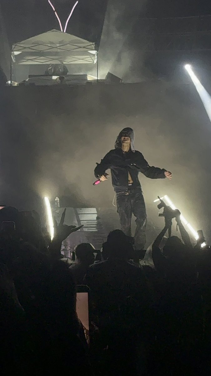 lanceolots's tweet photo. STAYED FOR THE WHOLE SET BRUH LMAO https://t.co/6ELsHhfUzr