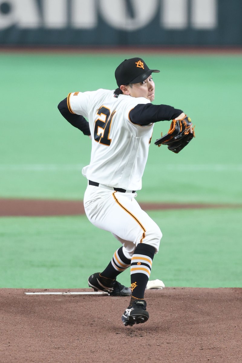 TokyoGiants's tweet photo. 【一軍】巨人 1-4 DeNA

1回表、本塁打と適時打で2点を失う。4回裏に #ダルベック 選手の本塁打で1点を返すも、試合後半に追加点を許し敗戦。
2026 JERA クライマックスシリーズ セ ファイナルステージへの進出を逃す。

試合詳細はこちら
https://t.co/r1Fy6xiLap https://t.co/P62YocXMoO
