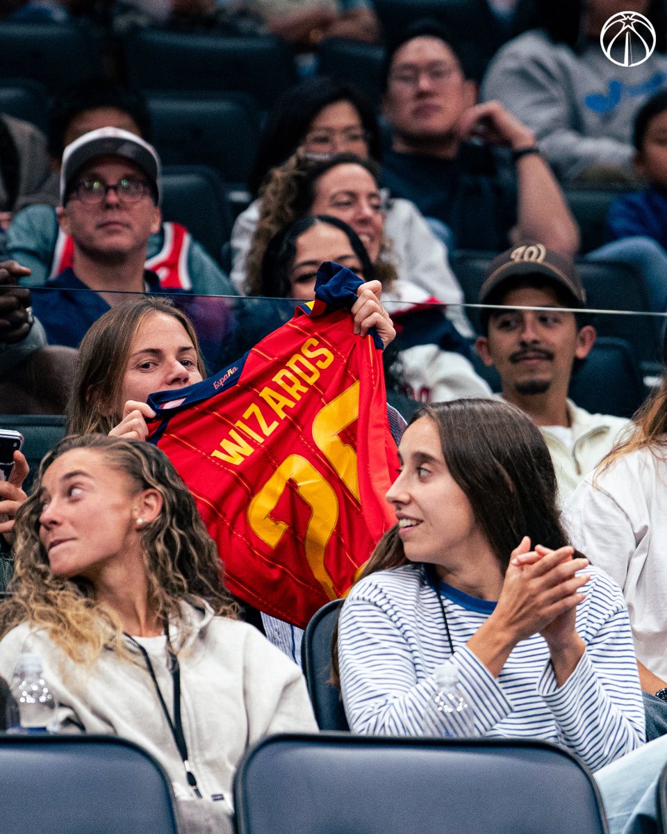 NBAspain's tweet photo. ❤️🇪🇸 Grandes, @SEFutbolFem

Victoria ante Estados Unidos 🇺🇸✅

Noche NBA en el partido entre Wizards y Pistons 🏀

📸 @vamoswizards https://t.co/D1Xlzr7HVf