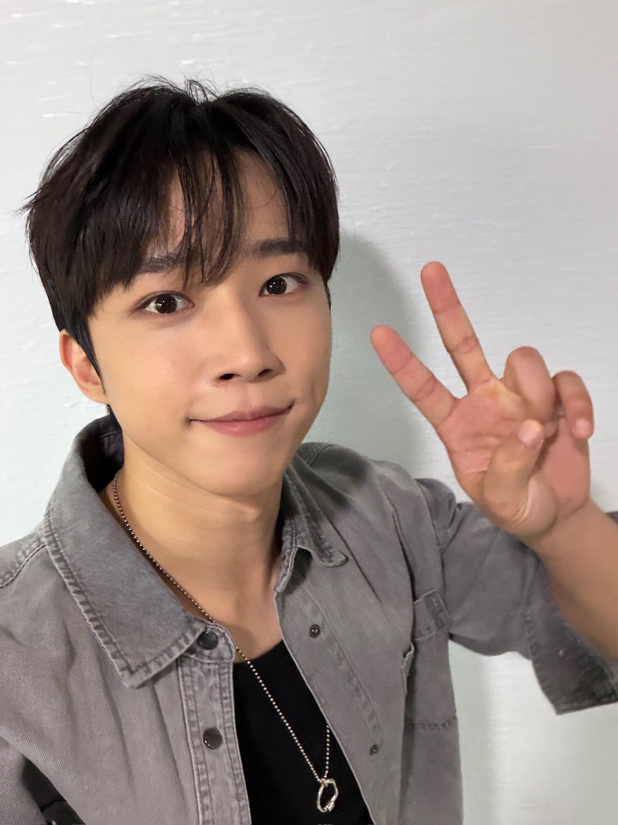 NFlyingofficial's tweet photo. 인기가요 💕
엔피아 주말까지 함께해줘서 고마워요!

#NFlying #엔플라잉 #서동성 #SeoDongSung https://t.co/8YUuZk6524