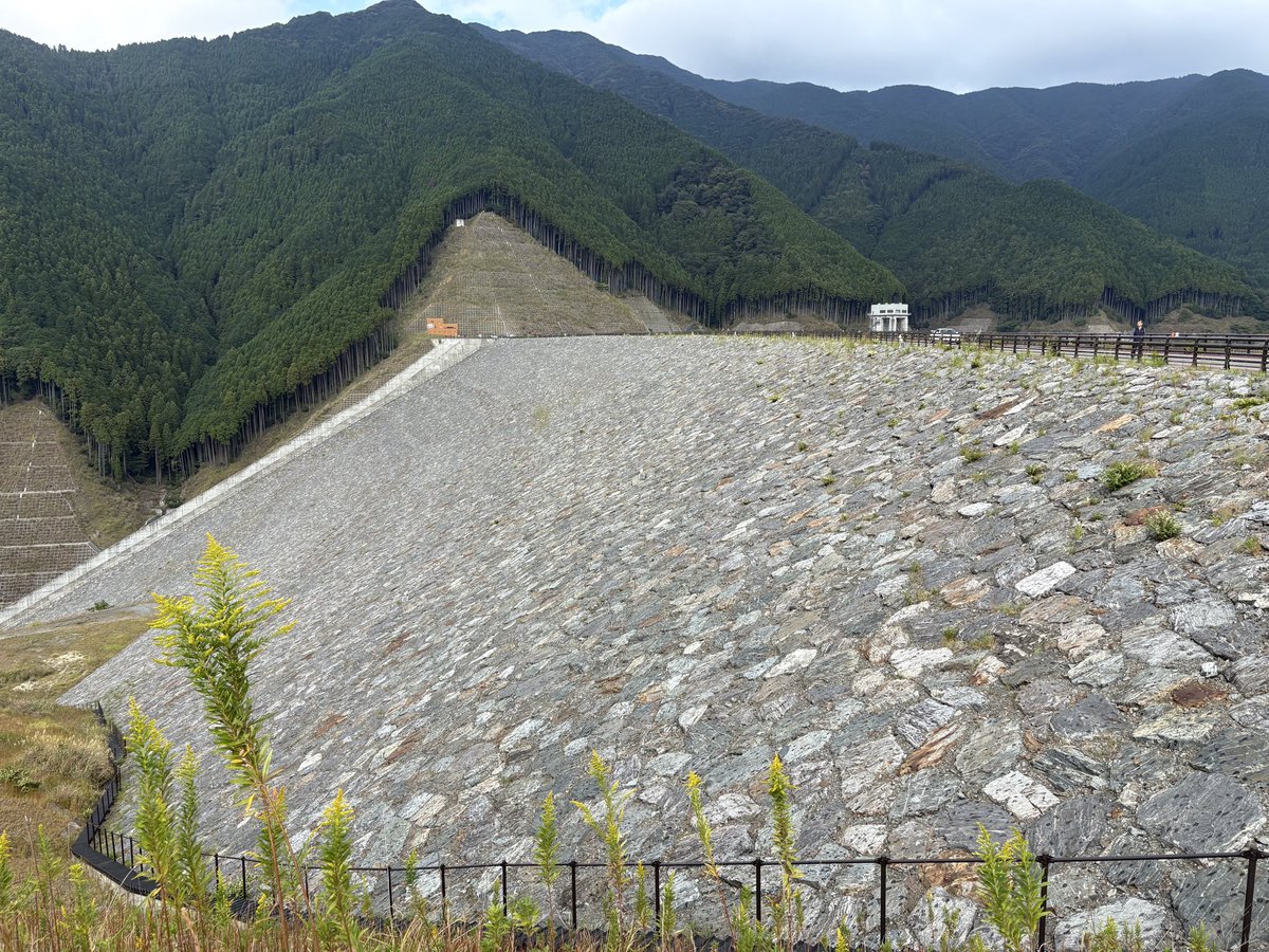 FXGOLD70's tweet photo. 江川ダムの上流に出来た小石原川ダム
九州でも最大規模のロックフィルダム
提高139メートル
提頂長558メートル https://t.co/6evVrtXUV9