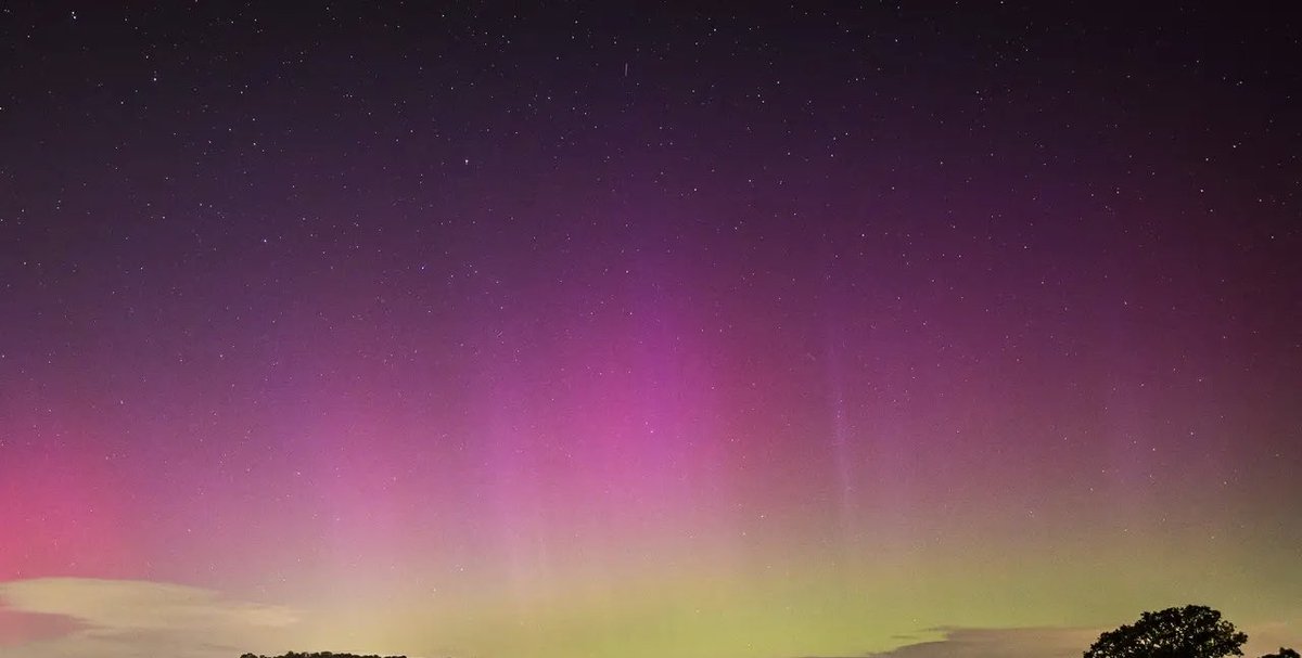 CotswoldPeasant's tweet photo. A spectacular Northern Lights display over the #Cotswolds last night

A rural area which @roz_savage @LibDems &amp; @AngelaRayner @UKLabour are not protecting and want to develop on

Once this is concreted and tarmaced over it is gone!

#Protectyourcountryside https://t.co/nRQLzVTf7w