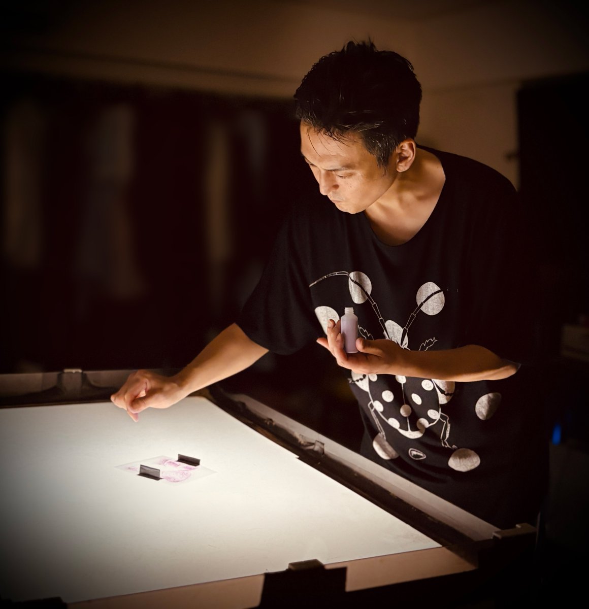 keita_funamoto's tweet photo. #KEYTOLIT さんのアリーナツアー『 KEY TO LIT Arena Tour 2026 #NEOCLASSICS 』における、「世界がひとつになるまで」の演出のサンドアート映像を、サンドアート集団SILTが作らせていただきました。

アリーナツアー完走、そしてCDデビューおめでとうございます！

岩﨑大昇さんプロデュースの元、船本恵太が監督・絵コンテ・編集をし、PORCOがサンドアートを描きました。

今回はカラフルな砂絵に挑戦いたしました。

ご招待を受け、僕らも東京有明アリーナ公演に行かせていただきましたが、岩﨑大昇さんプロデュースによる、世界がひとつになるまで→Triangle→Never My Loveのセクションが特に最高で、降りてきた地球に五人が手をかざす演出に涙しました・・・

田代海瑠さんによる「世界がひとつになるまで」のピアノソロ演奏も素敵な演出でした。

ネットでの皆様の感想を読むと、今回のサンドアートを見て、ジャニアイや、キスマイさんや、嵐さんや、Hey! Say! JUMPさんの時のサンドアートを想い出してくださっている方々が多く、「ジャニーズの良き伝統」と言ってくださっている方々が何人もいて、心が震えました・・・　こんなにも光栄なことがあるでしょうか・・・

ジャニーズアイランドでのキンプリの髙橋海人さんのサンドアートを指導させていただき、ご招待を受け帝国劇場に行き、ものすごく感動したことを想い出します。あの時に、HiHi Jetさんも、7 MEN 侍さんも出演をされていたんですよね。

思えば、SILTを結成した2012年に、シューイチでKAT-TUNの中丸雄一さんにサンドアートを指導させて以来、嵐フェスの相葉雅紀さんとのサンドアート、嵐のワクワク学校の松本潤さんのオープニング映像、Hey! Say! JUMPさんのツアーの「My Girl」「ただ前へ」、V6さんの解散ツアーの「グッドラックベイビー」、キスマイさんのツアーの「キャッチボールをしよう」「タナゴコロ」と「種」のMV、錦戸亮さんのツアーの「ロードムービー」、渋谷すばるさんのツアーの「ダンデライオン」、そしてKEY TO LITさんの「世界がひとつになるまで」と、この１４年間ずっと携わらせていただき、SILTの歴史そのものとなっております。

個人的には、SLIT結成以前、クレイアニメ監督だった頃の時代に、堂本剛さんの「24CH△NNEL」で剛さんにクレイアニメ作りの指導をさせていただいたり、「ベビスマ」に出演し「SMAP×SMAP」のブリッジ映像を作らせていただいたりしたのも良き想い出です。

あらためまして、皆様との深いご縁に、心より感謝いたします。

これからもずっと、応援しております！